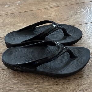 Oofos Oolala Women Size 8. Black. Luxe Sandals/Thong. Lightweight